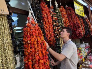 NEMLİ HAVA VE YÜKSEK MALİYET VURDU: KURUTMALIK BİBERDE HAZIR ÜRÜN DÖNEMİ